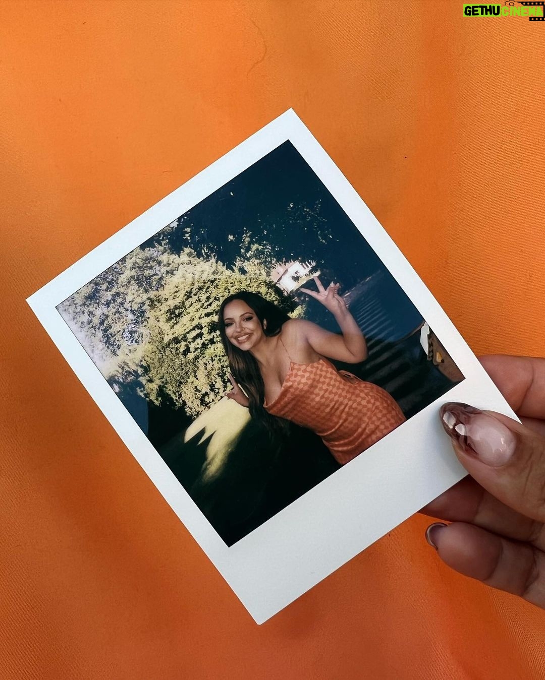 Jade Thirlwall Instagram - Playing silly buggers in the garden