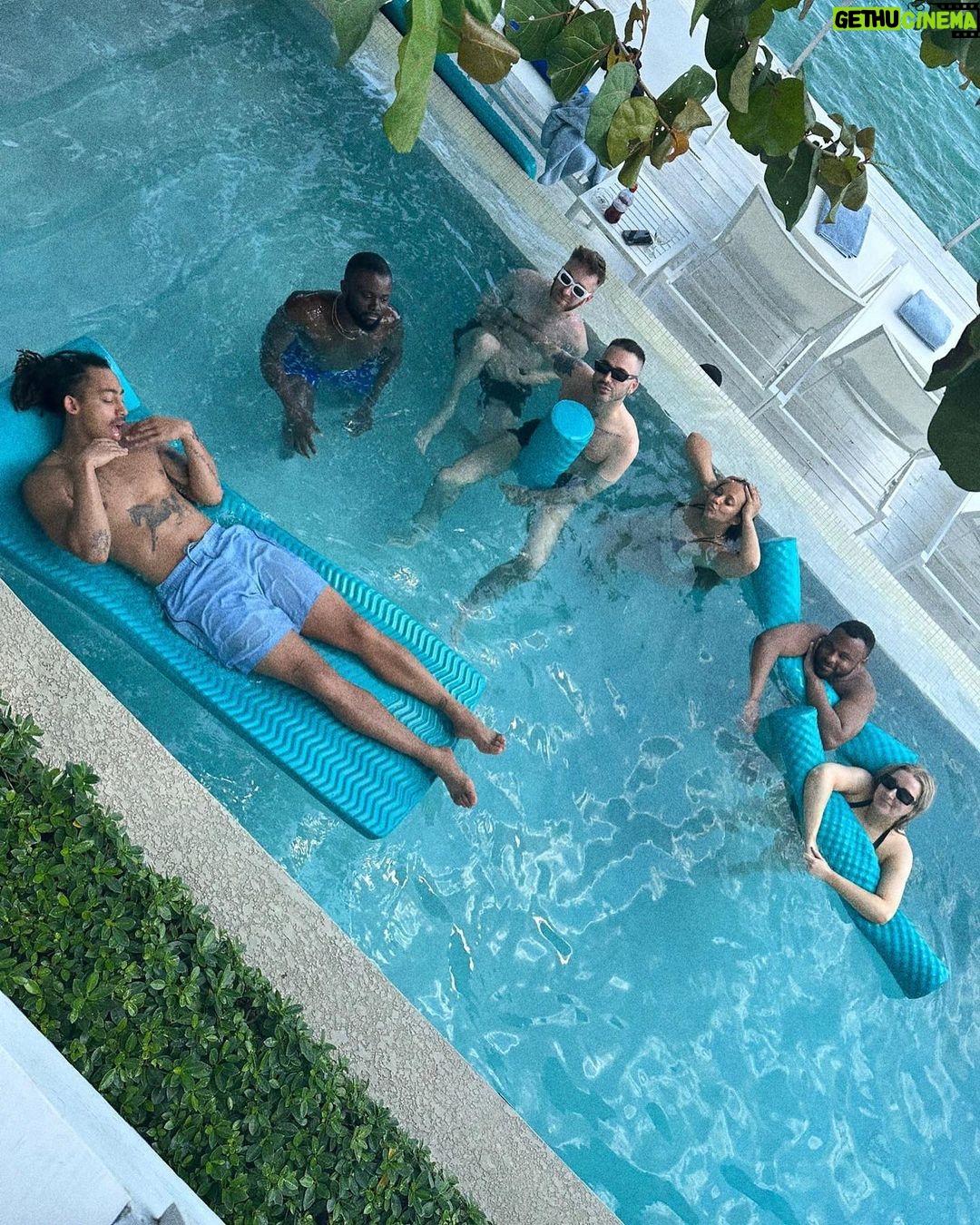 Jade Thirlwall Instagram - Swipe to the end for an exclusive of me as Gollum Jamaica