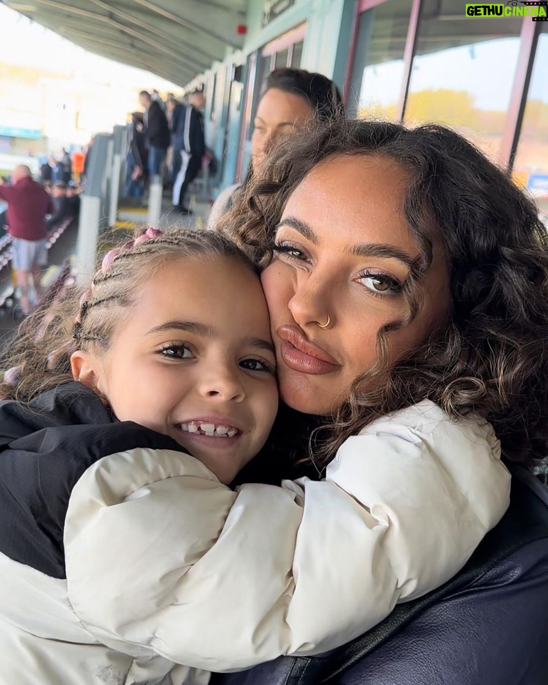 Jade Thirlwall Instagram - Sand dancing and socialising 🧡