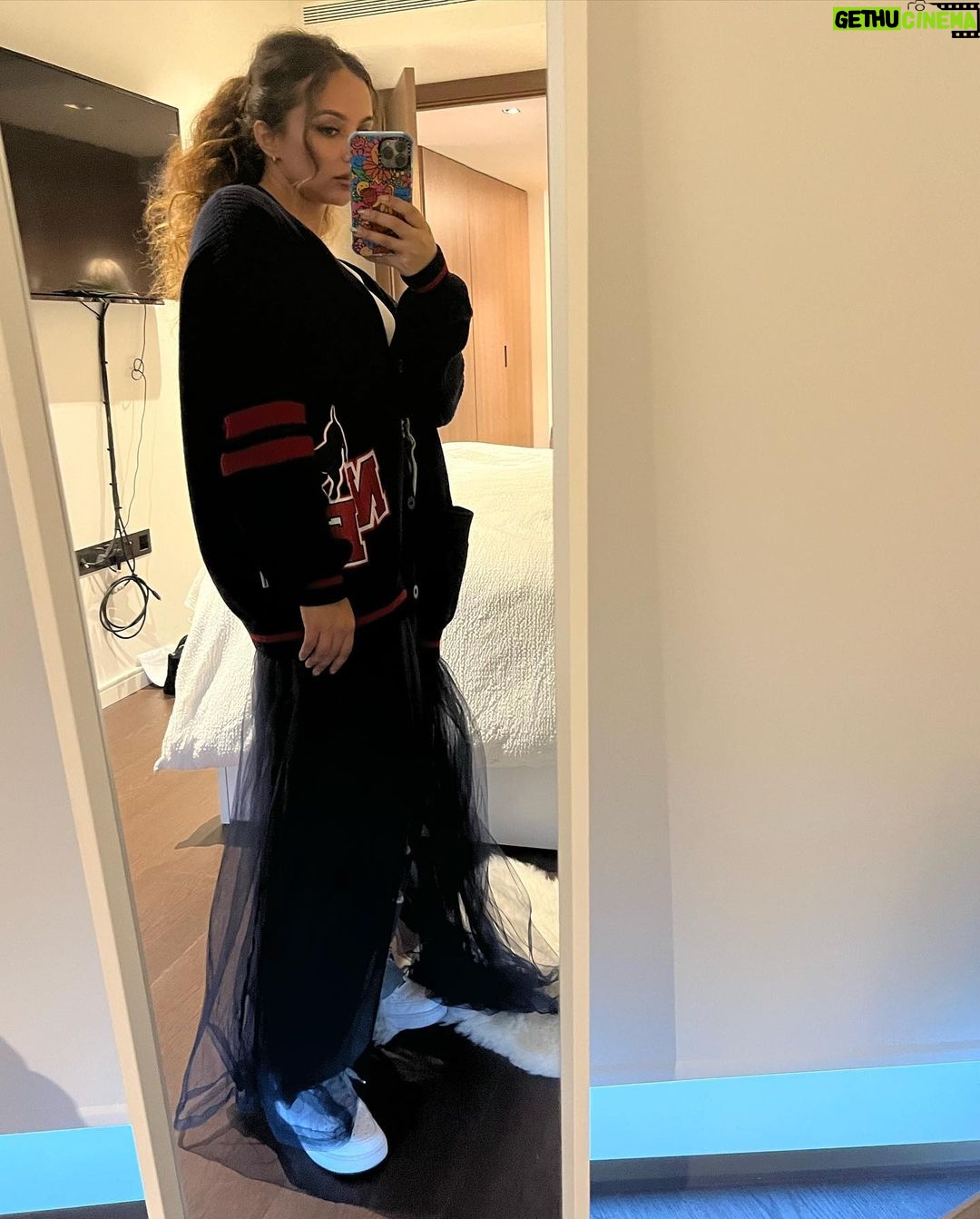Jade Thirlwall Instagram - Sand dancing and socialising 🧡