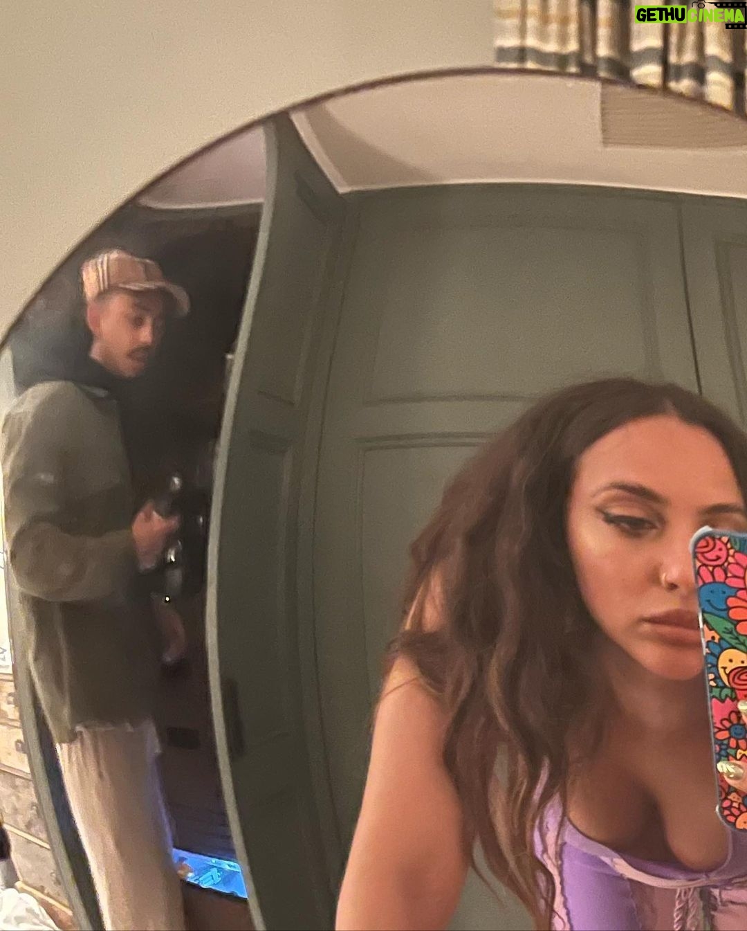Jade Thirlwall Instagram - Sand dancing and socialising 🧡