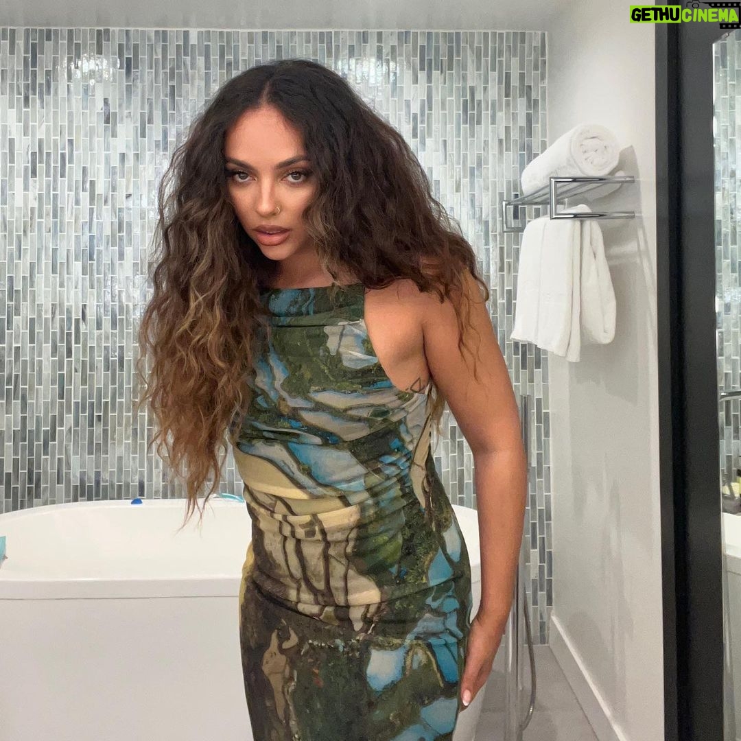 Jade Thirlwall Instagram - I’m just a girl, standing in a hotel bathroom with good lighting, trying to get some content 😥