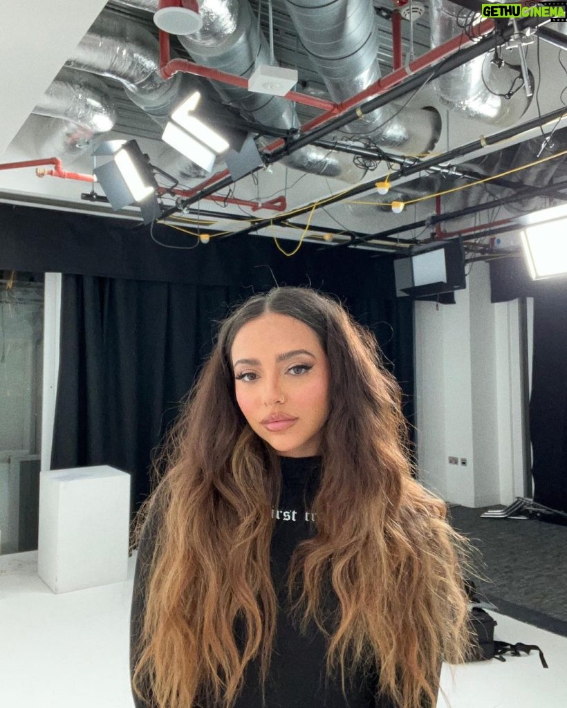 Jade Thirlwall Instagram - Full of flu and deffo not looking like this rn 💖😵‍💫🦠🥰
