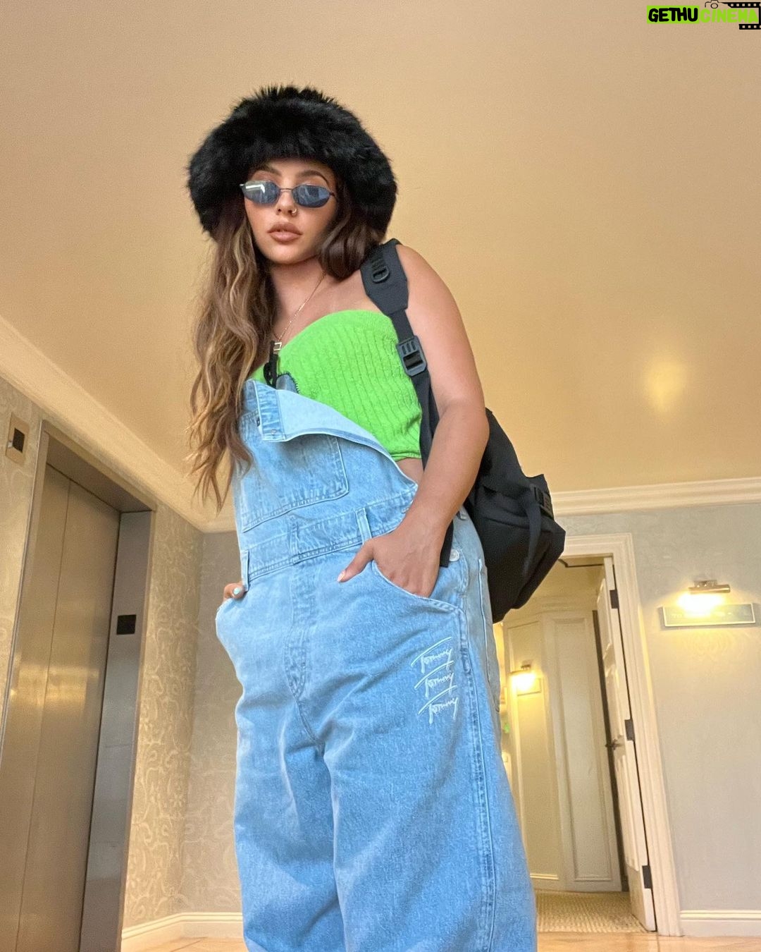 Jade Thirlwall Instagram - Me and my self timer have really grown close on this trip 🧃🍀🦎🧚🏽💚