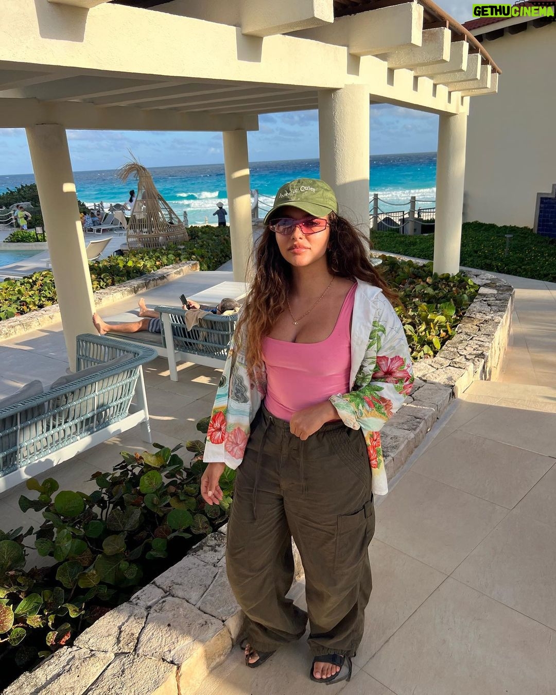 Jade Thirlwall - 345.5K Likes - 🌸🍹🌞🍄🌊🥑💖