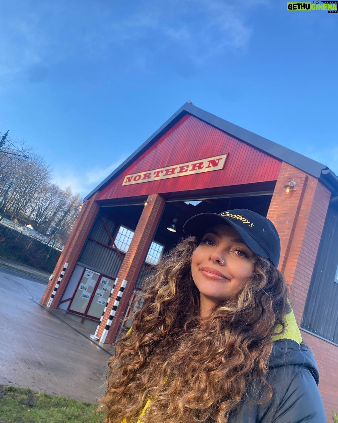 Jade Thirlwall Instagram - It’s beginning to look a lot like Jademas 🌬️