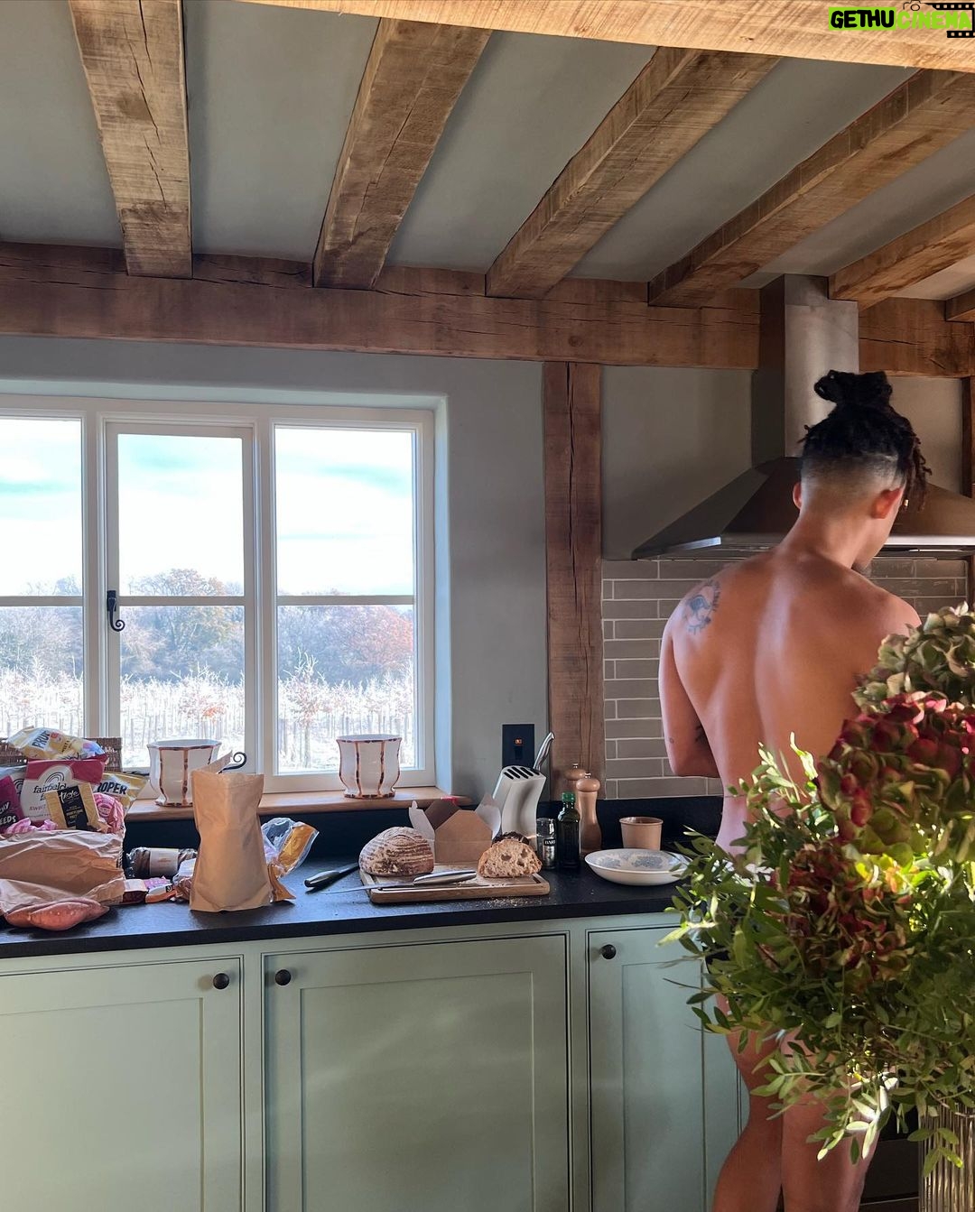 Jade Thirlwall Instagram - It’s beginning to look a lot like Jademas 🌬️