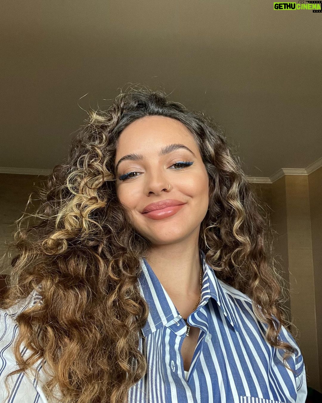 Jade Thirlwall Instagram - good stuff ♥️🍓💋📕🏠🥤