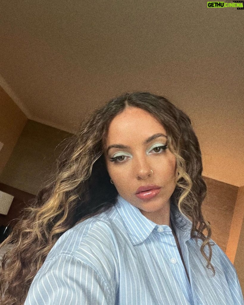 Jade Thirlwall Instagram - Jade trivia. Blue (da ba dee) was the first song I ever publicly sang on karaoke 👽🧞‍♂️🦋🪺🌊🫐🧊