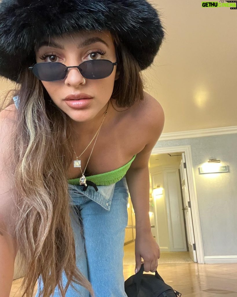 Jade Thirlwall Instagram - Me and my self timer have really grown close on this trip 🧃🍀🦎🧚🏽💚