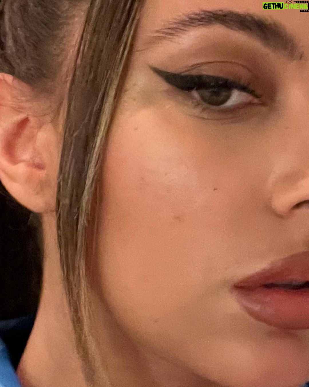 Jade Thirlwall Instagram - Me finding another spot in my hotel room to pose in 🙃