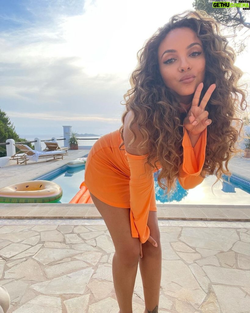 Jade Thirlwall Instagram - Shoutout to whoever stole my phone. Not having one for a little while was truly bliss. Anyways here’s me being a basic bitch in Ibiza a cutla weeks ago ☀️
