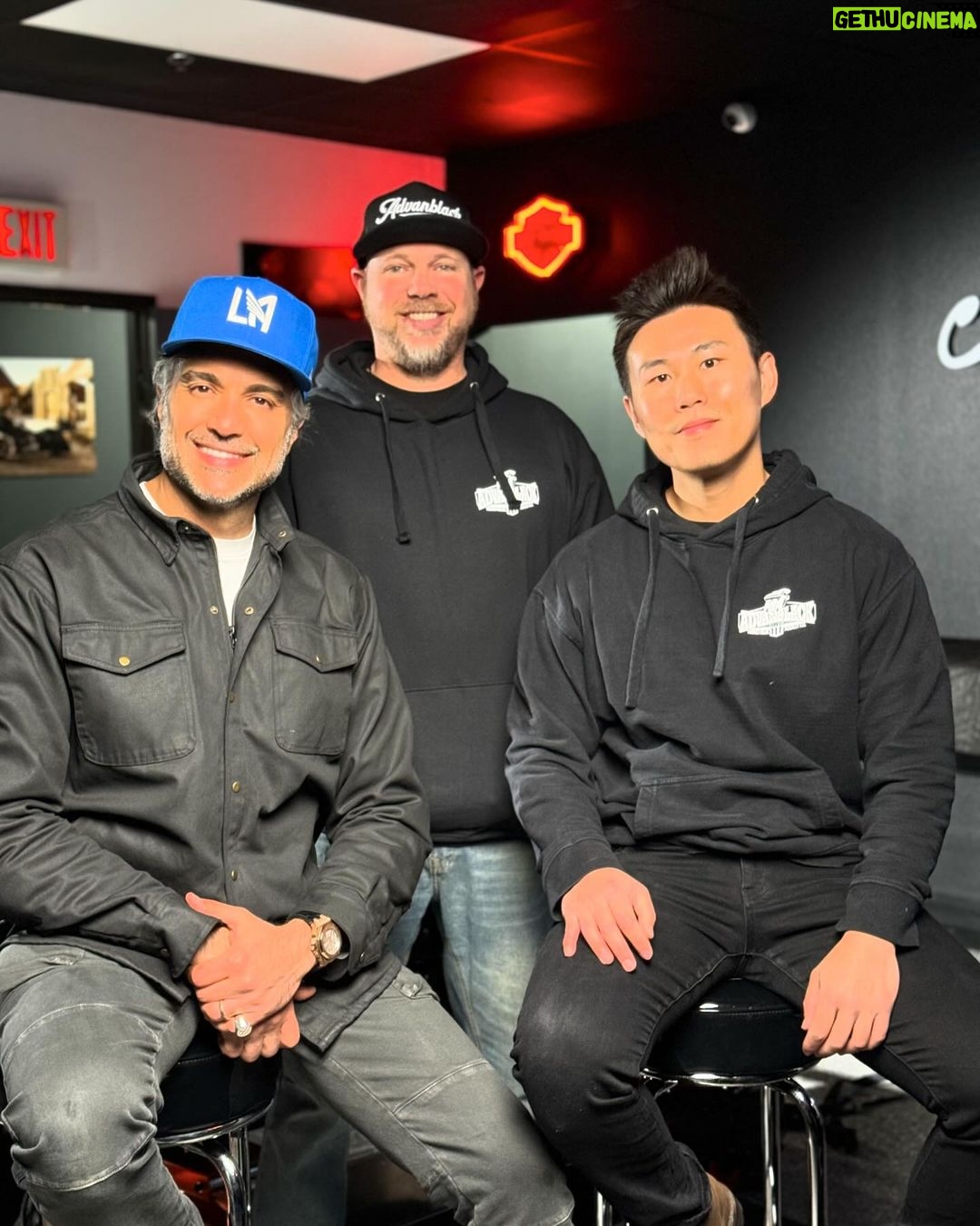 Jaime Camil Instagram - Met these legends today 😎 @advanblack @alan_advanblack will color match all @harleydavidson stock colors and will color-match and produce any part for your bike 🙌🏽 Today I installed a gorgeous glossy black inner fairing for my #LowriderST 🤩🖤 (reel coming soon) / Hoy conocí a los compas de #advanblack 😎 Igualan cualquier color de agencia de cualquier moto #HarleyDavidson para cualquier parte que deseen instalar 🙌🏽 Hoy instalé la parte interna del fairing de mi Lowrider ST en color negro brillante 🤩🖤 (reel próximamente)
