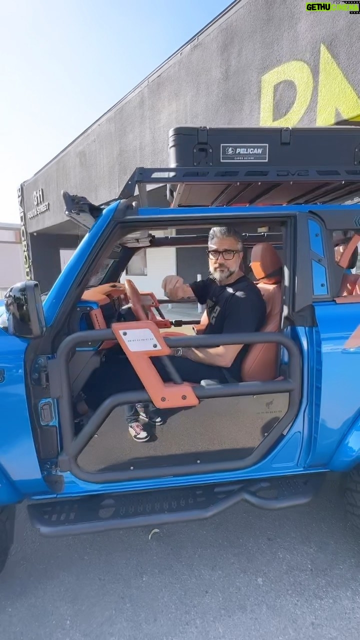 Jaime Camil Instagram - My brother @ralph_holguin from @rmdsgarage told me to drive this beauty he built for a week 💪🏽😎🤩💙🐎 / Mi hermano #RalphHolguin me prestó una semana esta belleza de #bronco @fordbronco que él construyó #urbanmadness #ford #fordbronco #bronco 💪🏽😎🤩💙🐎