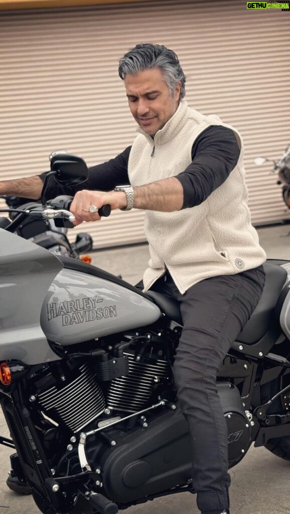 Jaime Camil Instagram - Picking up and first ride on my new @harleydavidson #LowriderST 🙌🏽🤩🏍 / Recogiendo y primera rodada en mi nueva #HarleyDavidson Lowrider ST 🙌🏽🏍🤩 @glendaleharley