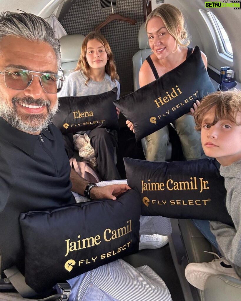 Jaime Camil Instagram - Gracias a @fly_select_ por coordinar nuestro vuelo de Madrid a Paris y por el lindo detalle 🥰👍🏽🛩️