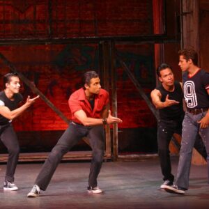 Jaime Camil Instagram - Hoy visité a mi amigo @gerryquiroz, hace 20 años (2003) él me dio la primera oportunidad de hacer teatro musical en mi vida ofreciéndome el personaje de BERNARDO en @amorsinbarrerasmx (West Side Story). Pude ver en acción a la nueva generación, al elenco que hará la versión de este 2023 y qué bárbar@s! Qué talentosísim@s tod@s! Break-a-leg muchachos!! Gracias por regalarme ver el número de “America” y por regresarme tantos maravillosos recuerdos. Y tú, @bibygaytan, eres un FENÓMENO!!! Amé verte junto a mi querido @capetillo_eduardo y a tu talentosa @paucapetillog #BRAVO 👏🏽💃🏽🙌🏽 No se la pueden perder
