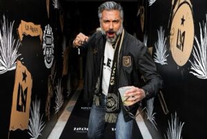 Jaime Camil Instagram - ⏩️ Photo dump from yesterday’s @lafc match… Like my brother @lafcrich says: #winningisfun 🤩🥳💪🏽 But supporting unconditionally 24/7 is better ✊🏽🖤💛 I love you @lafc3252 #lafc #lafc3252 #bestinthewest #1 📷 by the amazing @rubenc_photography