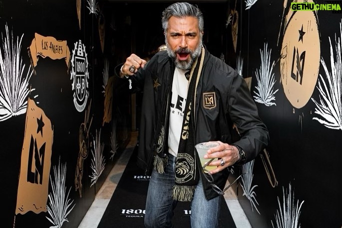 Jaime Camil Instagram - ⏩️ Photo dump from yesterday’s @lafc match… Like my brother @lafcrich says: #winningisfun 🤩🥳💪🏽 But supporting unconditionally 24/7 is better ✊🏽🖤💛 I love you @lafc3252 #lafc #lafc3252 #bestinthewest #1 📷 by the amazing @rubenc_photography