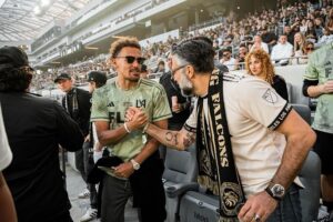Jaime Camil Instagram - ⏩️ Photo dump from yesterday’s @lafc match… Like my brother @lafcrich says: #winningisfun 🤩🥳💪🏽 But supporting unconditionally 24/7 is better ✊🏽🖤💛 I love you @lafc3252 #lafc #lafc3252 #bestinthewest #1 📷 by the amazing @rubenc_photography