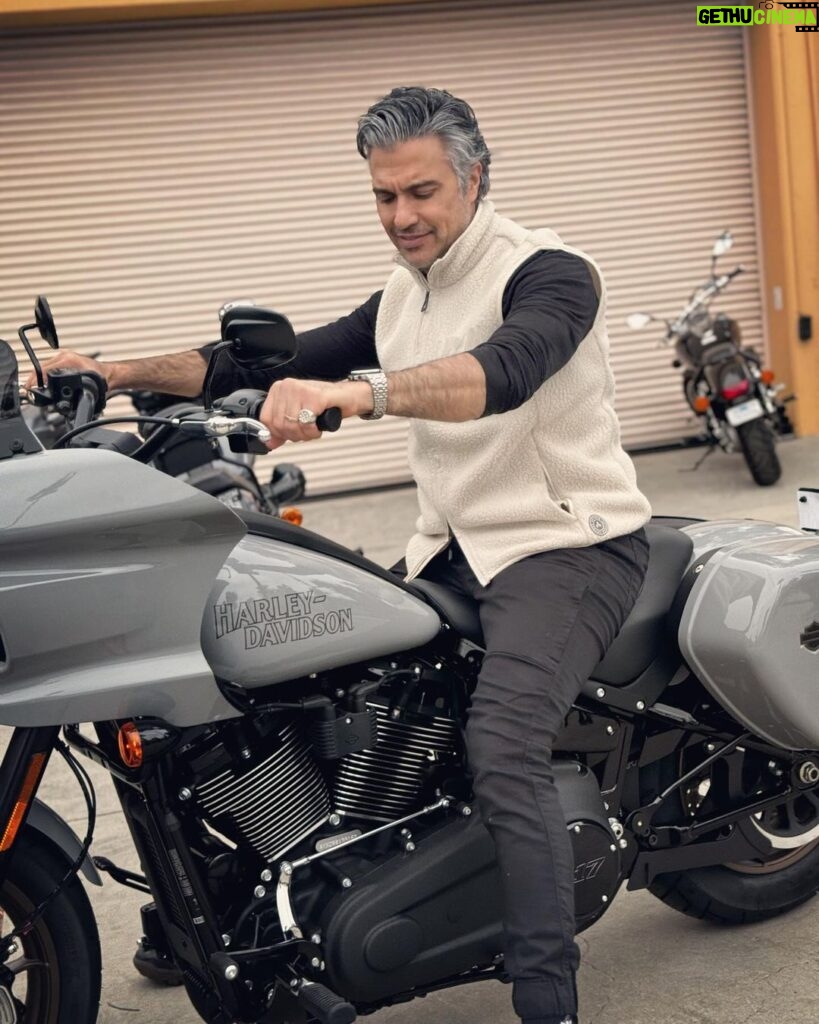 Jaime Camil Instagram - 🇬🇧 I’ve been riding motorcycles since I’m 5 y/o, however, my first “serious” bike was a 1996 @harleydavidson #FatBoy. I LOVE that machine (I still have it, it’s customized to its bones!). Then I had several H-D models like the Road Glide CVO, the Ultra Glide CVO, etc. As time went by I transitioned to other brands. I saw a bike a couple of months ago that captivated my attention, the amazing #HarleyDavidson #FXLRST, more commonly known as the Lowrider ST. Since it was love at first sight I decided to get it. I picked it up yesterday from @glendaleharley and I’ve put over 150 miles on it already… I freaking LOVE IT! It felt SO good going back home to my Harley roots, honestly, I felt the same excitement I felt when I got on that first “serious” bike. I’ll do minor customizations to it with my friends from @2lanelife and @thrashinsupply (the bike is pretty much perfect from the factory) and I’ll be sharing my thoughts and progress on my SoMe platforms 😉 ——- 🇪🇸 Llevo andando en moto desde los 5 años pero mi primer moto “seria” fue una #HarleyDavidson Fat Boy 1996, AMO esa maquina (todavía la tengo, está customizada hasta los huesos!). Después tuve varios otros modelos como la #RoadGlide CVO, la #UltraGlide #CVO, etc. Pasó el tiempo y transicioné a otras marcas. Vi una moto hace unos meses que me llamó mucho la atención, la increíble #FXLRST, mejor conocida como la #LowriderST. Fue amor a primera vista así que decidí tenerla. La recogí de #GlendaleHarleyDavidson ayer y ya le metí 150 millas… ME ENCANTA! Me sentí en casa regresando a mis raíces de Harley, volví a sentir esa misma emoción de mi primer “moto seria”. Le haré algunas modificaciones mínimas con mis amigos de #2lanelife y #thrashinsupply (porque la moto es perfecta de agencia) y les iré compartiendo el proceso por acá en mis redes sociales.