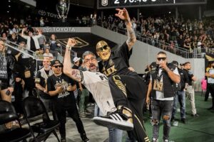 Jaime Camil Instagram - ⏩️ Photo dump from yesterday’s @lafc match… Like my brother @lafcrich says: #winningisfun 🤩🥳💪🏽 But supporting unconditionally 24/7 is better ✊🏽🖤💛 I love you @lafc3252 #lafc #lafc3252 #bestinthewest #1 📷 by the amazing @rubenc_photography
