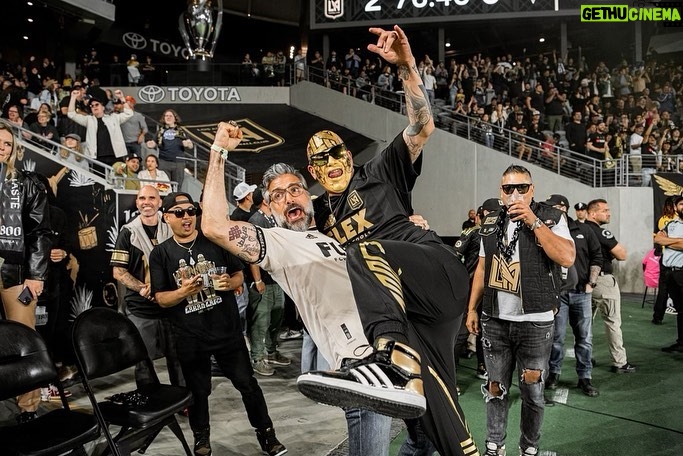 Jaime Camil Instagram - ⏩️ Photo dump from yesterday’s @lafc match… Like my brother @lafcrich says: #winningisfun 🤩🥳💪🏽 But supporting unconditionally 24/7 is better ✊🏽🖤💛 I love you @lafc3252 #lafc #lafc3252 #bestinthewest #1 📷 by the amazing @rubenc_photography