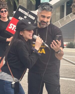 Jaime Camil Instagram - An honor to join my brothers and sisters at the picket line @wgaeast @wgawest #wgastrong 💪🏽✊🏽 Great seeing and singing with you @gabrielleruiz @cincopedia