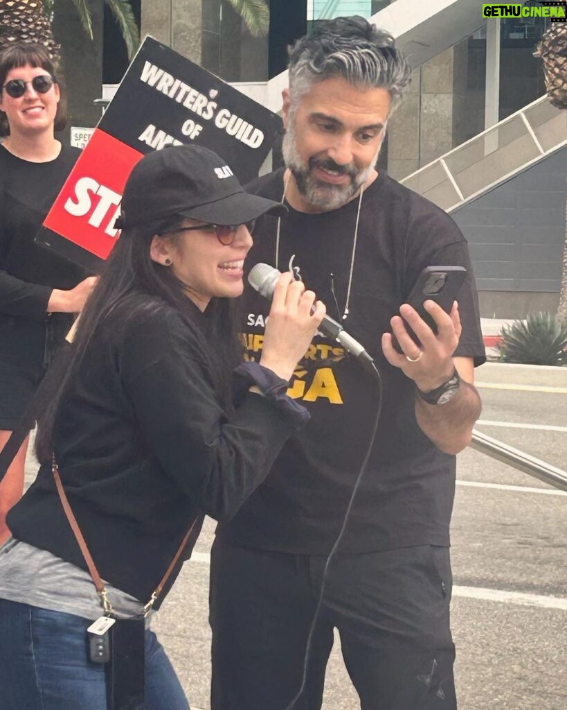Jaime Camil Instagram - An honor to join my brothers and sisters at the picket line @wgaeast @wgawest #wgastrong 💪🏽✊🏽 Great seeing and singing with you @gabrielleruiz @cincopedia Universal Studios Hollywood