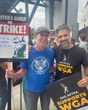 Jaime Camil Instagram - An honor to join my brothers and sisters at the picket line @wgaeast @wgawest #wgastrong 💪🏽✊🏽 Great seeing and singing with you @gabrielleruiz @cincopedia