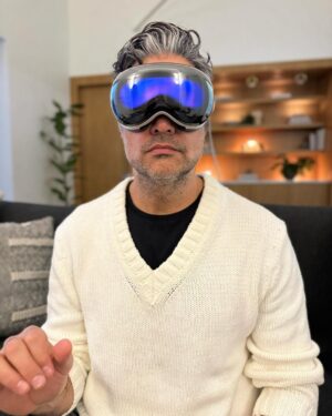 Jaime Camil Instagram - 🇬🇧 Today I got to experience the Apple Vision Pro. To compare this mind-blowing technological achievement with other VR headsets in the market would be insulting. It would be like comparing a 1950’s bicycle with the motorcycles from the movie TRON. I am speechless. Very few companies get to shake the technological foundation of a whole generation with devices so amazing and futuristic that makes it difficult to wrap your mind around them… Apple did it with the introduction of the iPhone in 2007, and now it’ll do it again in 2024 with the #AppleVisionPro. I am honestly and sincerely mind-blown. Words will never be enough to explain the absolute magic and unparalleled technology of the Apple Vision Pro. @apple 
——
🇪🇸 Hoy tuve la oportunidad de experimentar los Apple Vision Pro. Comparar este logro tecnológico que te volará la cabeza con otros aparatos de RV en el mercado sería insultante. Es como querer comprara una bicicleta de los 50’s con las motocicletas de la película TRON. Me quedé sin palabras. Muy pocas compañías sacuden tanto la fundación tecnológica de toda una generación con aparatos increíbles e imposibles de entender… Apple lo hizo con el iPhone en 2007 y ahora lo volverá a hacer en 2024 con los Apple Vision Pro. De verdad, estoy impresionado. No hay palabras para tratar de explicar la magia y tecnología sin igual del Apple Vision Pro. #apple