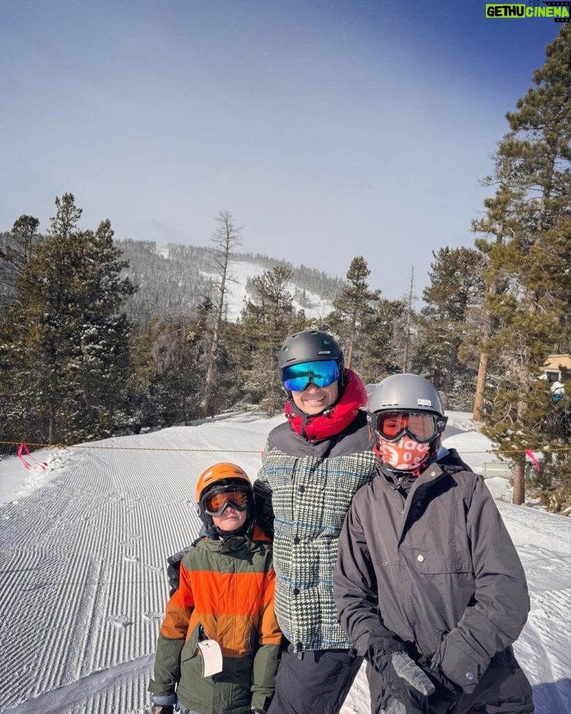 Jaime Camil Instagram - One of our favorite ski resorts 🥰🤩⛷🏂 We love visiting @eldoramtnresort 🙌🏽 Everyone is so welcoming and nice 🙏🏽🙇🏽‍♂ / De nuestros lugares favoritos para esquiar 🥰🤩⛷🏂 Nos encanta visitar #eldora #eldoramountainresort todo el staff es encantador 🙏🏽🙇🏽‍♂ Eldora Mountain Resort