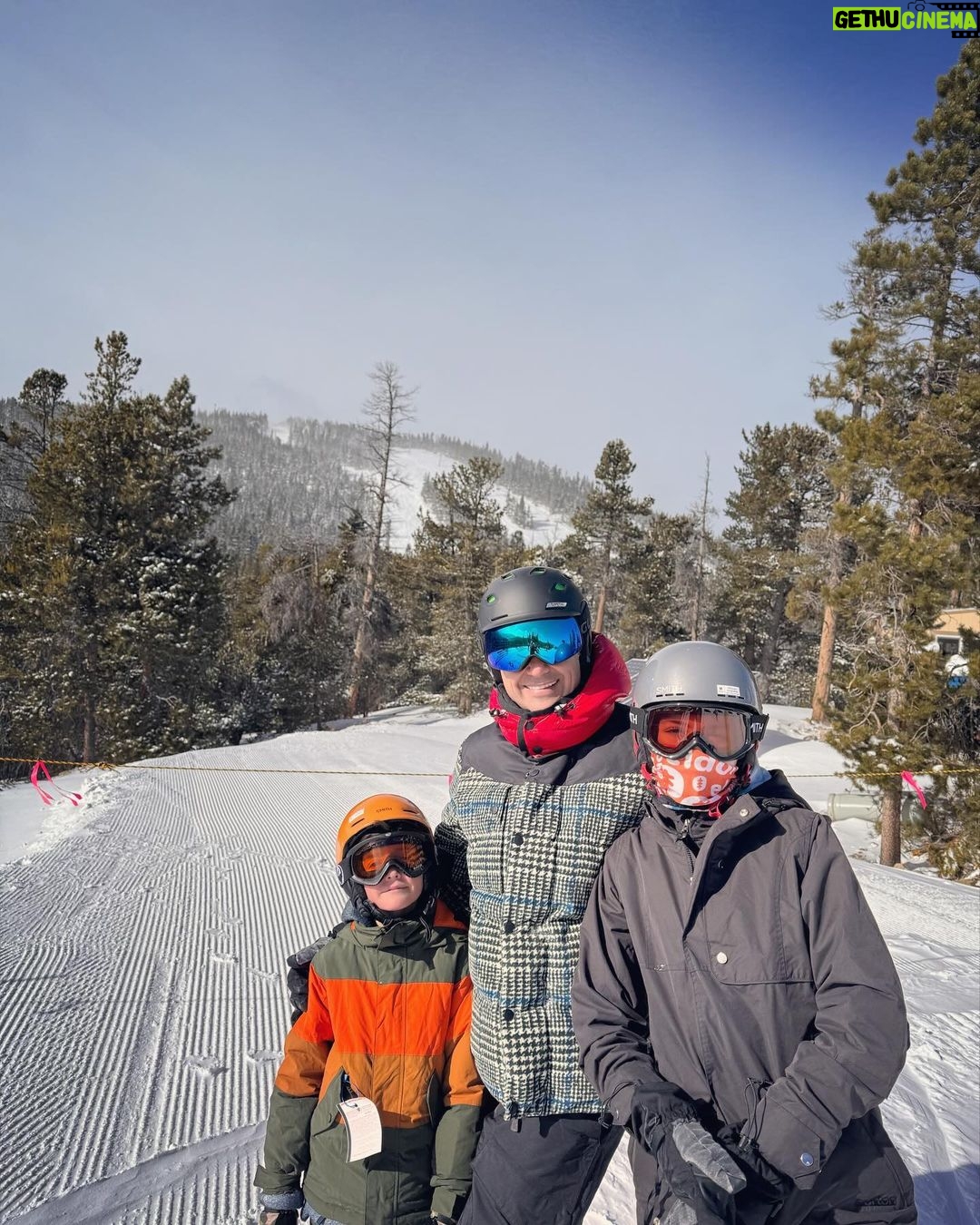 Jaime Camil Instagram - One of our favorite ski resorts 🥰🤩⛷️🏂 We love visiting @eldoramtnresort 🙌🏽 Everyone is so welcoming and nice 🙏🏽🙇🏽♂️ / De nuestros lugares favoritos para esquiar 🥰🤩⛷️🏂 Nos encanta visitar #eldora #eldoramountainresort todo el staff es encantador 🙏🏽🙇🏽♂️ Eldora Mountain Resort
