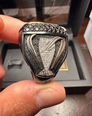 Jaime Camil Instagram - The love I have for @lafc @lafc3252 is unmeasurable 🖤💛 Thank you @lafclarry @lafcrich and all #LAFC owners/managers 🙏🏽🙇🏽‍♂️ I’m extremely humbled by your kindness and generosity ☺️ This championship ring represents 5 years of uninterrupted support, being at all home games, dozens of “away” games, tears, screams, joy, laughter and inexplainable passion. I’ll wear it with pride. You can find rings and championship LAFC jewelry at https://lafcrings.com @baronchampionshiprings
This ring features: 67 white diamonds representing total season points, 128 black diamonds to commemorate Bale’s goal at the 128th minute during the final, the left shoulder shows the team’s jersey pattern and 78 total white diamonds celebrating all goals from the season, right shoulder presents name and year of the championship and supporters’ Shield, inside engraving features the scores of all three playoff victories and “Forza Mo”, paying respects to our beloved Mo Fascio and finally, outside shank engraving holds our rally cry… “FOR LOS ANGELES”.