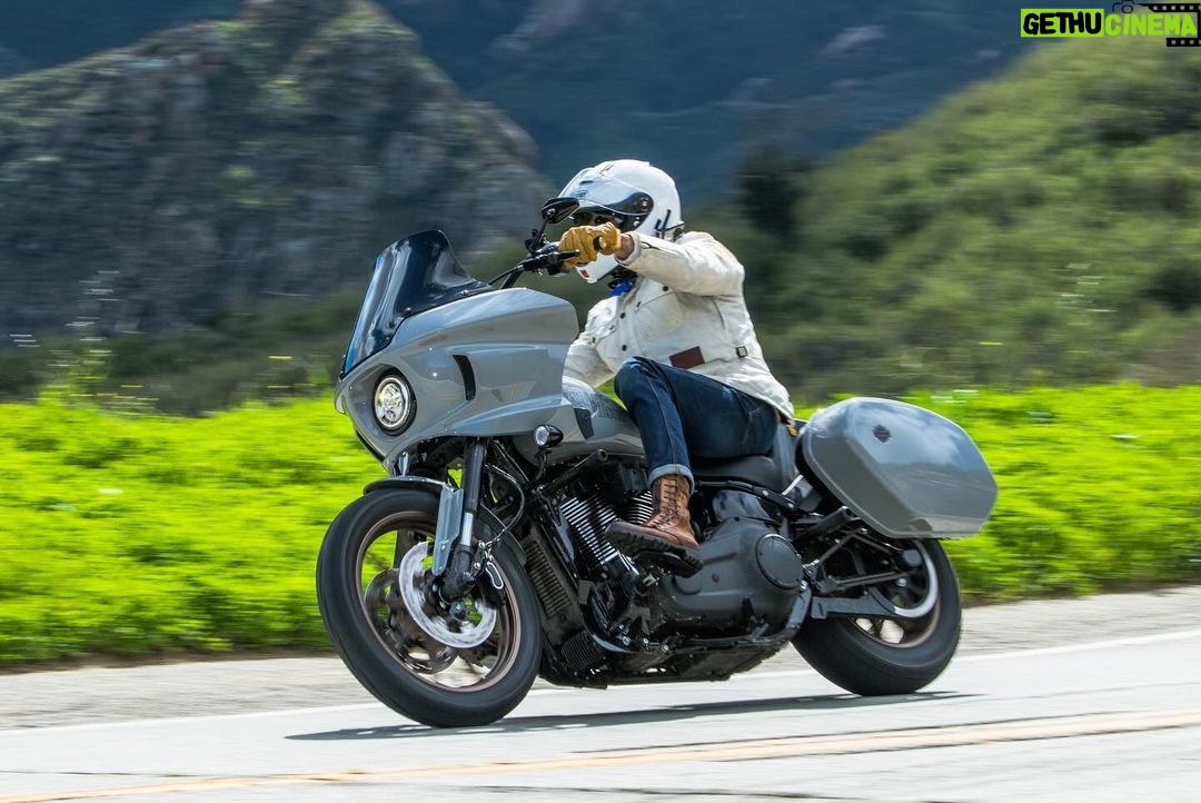 Jaime Camil Instagram - The amazing @victoryjon capturing great moments. Who said white is not the right color for a moto jacketโฆ ๐๐ค My gear: -๐๏ธ @harleydavidson #lowriderst -๐งฅ @tobaccomotorwearco #mccoy -๐ฅพ @georgeesquivel #JCmotoboot -๐ช @shoeihelmetsusa #neotec2 -๐งค @highway21apparel #recoil -๐ @senabluetooth #50c -๐ @rokkercompany
