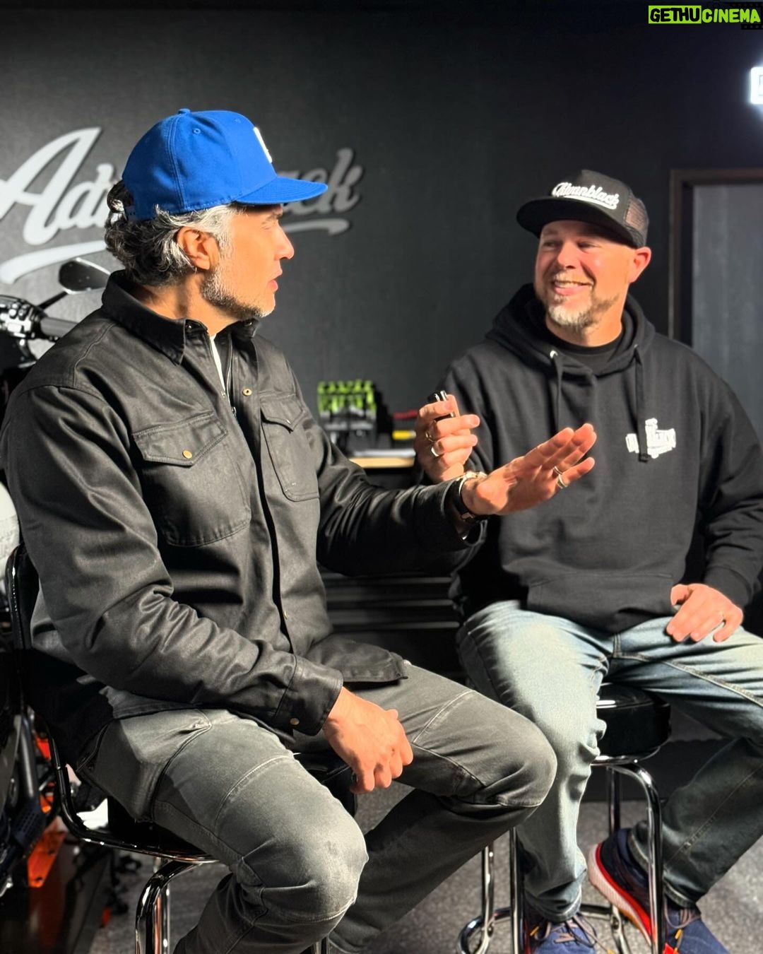 Jaime Camil Instagram - Met these legends today 😎 @advanblack @alan_advanblack will color match all @harleydavidson stock colors and will color-match and produce any part for your bike 🙌🏽 Today I installed a gorgeous glossy black inner fairing for my #LowriderST 🤩🖤 (reel coming soon) / Hoy conocí a los compas de #advanblack 😎 Igualan cualquier color de agencia de cualquier moto #HarleyDavidson para cualquier parte que deseen instalar 🙌🏽 Hoy instalé la parte interna del fairing de mi Lowrider ST en color negro brillante 🤩🖤 (reel próximamente)