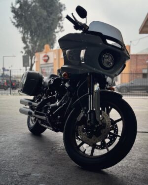Jaime Camil Instagram - 🇬🇧 I’ve been riding motorcycles since I’m 5 y/o, however, my first “serious” bike was a 1996 @harleydavidson #FatBoy. I LOVE that machine (I still have it, it’s customized to its bones!). Then I had several H-D models like the Road Glide CVO, the Ultra Glide CVO, etc. As time went by I transitioned to other brands.
I saw a bike a couple of months ago that captivated my attention, the amazing #HarleyDavidson #FXLRST, more commonly known as the Lowrider ST. Since it was love at first sight I decided to get it. I picked it up yesterday from @glendaleharley and I’ve put over 150 miles on it already… I freaking LOVE IT! It felt SO good going back home to my Harley roots, honestly, I felt the same excitement I felt when I got on that first “serious” bike. I’ll do minor customizations to it with my friends from @2lanelife and @thrashinsupply (the bike is pretty much perfect from the factory) and I’ll be sharing my thoughts and progress on my SoMe platforms 😉
——-
🇪🇸 Llevo andando en moto desde los 5 años pero mi primer moto “seria” fue una #HarleyDavidson Fat Boy 1996, AMO esa maquina (todavía la tengo, está customizada hasta los huesos!). Después tuve varios otros modelos como la #RoadGlide CVO, la #UltraGlide #CVO, etc. Pasó el tiempo y transicioné a otras marcas.
Vi una moto hace unos meses que me llamó mucho la atención, la increíble #FXLRST, mejor conocida como la #LowriderST. Fue amor a primera vista así que decidí tenerla. La recogí de #GlendaleHarleyDavidson ayer y ya le metí 150 millas… ME ENCANTA! Me sentí en casa regresando a mis raíces de Harley, volví a sentir esa misma emoción de mi primer “moto seria”. Le haré algunas modificaciones mínimas con mis amigos de #2lanelife y #thrashinsupply (porque la moto es perfecta de agencia) y les iré compartiendo el proceso por acá en mis redes sociales.