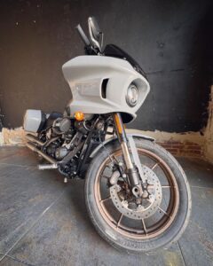 Jaime Camil Instagram - 🇬🇧 I’ve been riding motorcycles since I’m 5 y/o, however, my first “serious” bike was a 1996 @harleydavidson #FatBoy. I LOVE that machine (I still have it, it’s customized to its bones!). Then I had several H-D models like the Road Glide CVO, the Ultra Glide CVO, etc. As time went by I transitioned to other brands. I saw a bike a couple of months ago that captivated my attention, the amazing #HarleyDavidson #FXLRST, more commonly known as the Lowrider ST. Since it was love at first sight I decided to get it. I picked it up yesterday from @glendaleharley and I’ve put over 150 miles on it already… I freaking LOVE IT! It felt SO good going back home to my Harley roots, honestly, I felt the same excitement I felt when I got on that first “serious” bike. I’ll do minor customizations to it with my friends from @2lanelife and @thrashinsupply (the bike is pretty much perfect from the factory) and I’ll be sharing my thoughts and progress on my SoMe platforms 😉 ——- 🇪🇸 Llevo andando en moto desde los 5 años pero mi primer moto “seria” fue una #HarleyDavidson Fat Boy 1996, AMO esa maquina (todavía la tengo, está customizada hasta los huesos!). Después tuve varios otros modelos como la #RoadGlide CVO, la #UltraGlide #CVO, etc. Pasó el tiempo y transicioné a otras marcas. Vi una moto hace unos meses que me llamó mucho la atención, la increíble #FXLRST, mejor conocida como la #LowriderST. Fue amor a primera vista así que decidí tenerla. La recogí de #GlendaleHarleyDavidson ayer y ya le metí 150 millas… ME ENCANTA! Me sentí en casa regresando a mis raíces de Harley, volví a sentir esa misma emoción de mi primer “moto seria”. Le haré algunas modificaciones mínimas con mis amigos de #2lanelife y #thrashinsupply (porque la moto es perfecta de agencia) y les iré compartiendo el proceso por acá en mis redes sociales.