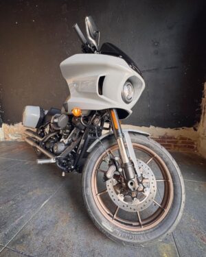 Jaime Camil Instagram - 🇬🇧 I’ve been riding motorcycles since I’m 5 y/o, however, my first “serious” bike was a 1996 @harleydavidson #FatBoy. I LOVE that machine (I still have it, it’s customized to its bones!). Then I had several H-D models like the Road Glide CVO, the Ultra Glide CVO, etc. As time went by I transitioned to other brands.
I saw a bike a couple of months ago that captivated my attention, the amazing #HarleyDavidson #FXLRST, more commonly known as the Lowrider ST. Since it was love at first sight I decided to get it. I picked it up yesterday from @glendaleharley and I’ve put over 150 miles on it already… I freaking LOVE IT! It felt SO good going back home to my Harley roots, honestly, I felt the same excitement I felt when I got on that first “serious” bike. I’ll do minor customizations to it with my friends from @2lanelife and @thrashinsupply (the bike is pretty much perfect from the factory) and I’ll be sharing my thoughts and progress on my SoMe platforms 😉
——-
🇪🇸 Llevo andando en moto desde los 5 años pero mi primer moto “seria” fue una #HarleyDavidson Fat Boy 1996, AMO esa maquina (todavía la tengo, está customizada hasta los huesos!). Después tuve varios otros modelos como la #RoadGlide CVO, la #UltraGlide #CVO, etc. Pasó el tiempo y transicioné a otras marcas.
Vi una moto hace unos meses que me llamó mucho la atención, la increíble #FXLRST, mejor conocida como la #LowriderST. Fue amor a primera vista así que decidí tenerla. La recogí de #GlendaleHarleyDavidson ayer y ya le metí 150 millas… ME ENCANTA! Me sentí en casa regresando a mis raíces de Harley, volví a sentir esa misma emoción de mi primer “moto seria”. Le haré algunas modificaciones mínimas con mis amigos de #2lanelife y #thrashinsupply (porque la moto es perfecta de agencia) y les iré compartiendo el proceso por acá en mis redes sociales.