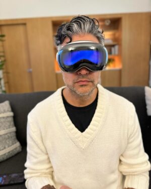 Jaime Camil Instagram - 🇬🇧 Today I got to experience the Apple Vision Pro. To compare this mind-blowing technological achievement with other VR headsets in the market would be insulting. It would be like comparing a 1950’s bicycle with the motorcycles from the movie TRON. I am speechless. Very few companies get to shake the technological foundation of a whole generation with devices so amazing and futuristic that makes it difficult to wrap your mind around them… Apple did it with the introduction of the iPhone in 2007, and now it’ll do it again in 2024 with the #AppleVisionPro. I am honestly and sincerely mind-blown. Words will never be enough to explain the absolute magic and unparalleled technology of the Apple Vision Pro. @apple 
——
🇪🇸 Hoy tuve la oportunidad de experimentar los Apple Vision Pro. Comparar este logro tecnológico que te volará la cabeza con otros aparatos de RV en el mercado sería insultante. Es como querer comprara una bicicleta de los 50’s con las motocicletas de la película TRON. Me quedé sin palabras. Muy pocas compañías sacuden tanto la fundación tecnológica de toda una generación con aparatos increíbles e imposibles de entender… Apple lo hizo con el iPhone en 2007 y ahora lo volverá a hacer en 2024 con los Apple Vision Pro. De verdad, estoy impresionado. No hay palabras para tratar de explicar la magia y tecnología sin igual del Apple Vision Pro. #apple