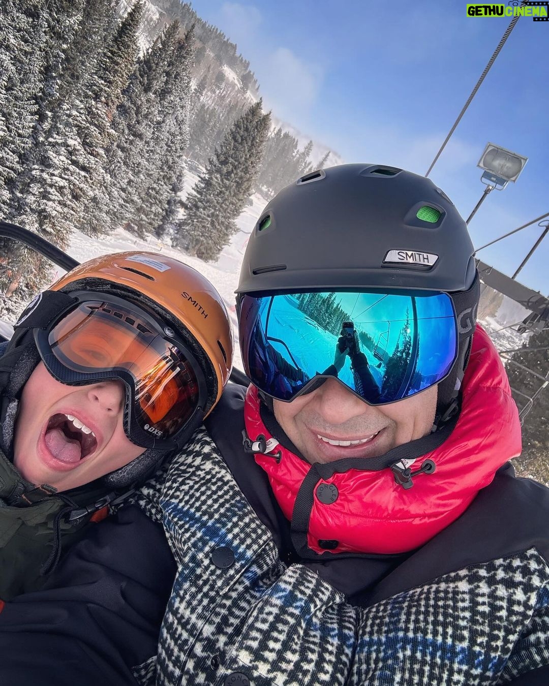 Jaime Camil Instagram - One of our favorite ski resorts 🥰🤩⛷️🏂 We love visiting @eldoramtnresort 🙌🏽 Everyone is so welcoming and nice 🙏🏽🙇🏽♂️ / De nuestros lugares favoritos para esquiar 🥰🤩⛷️🏂 Nos encanta visitar #eldora #eldoramountainresort todo el staff es encantador 🙏🏽🙇🏽♂️ Eldora Mountain Resort