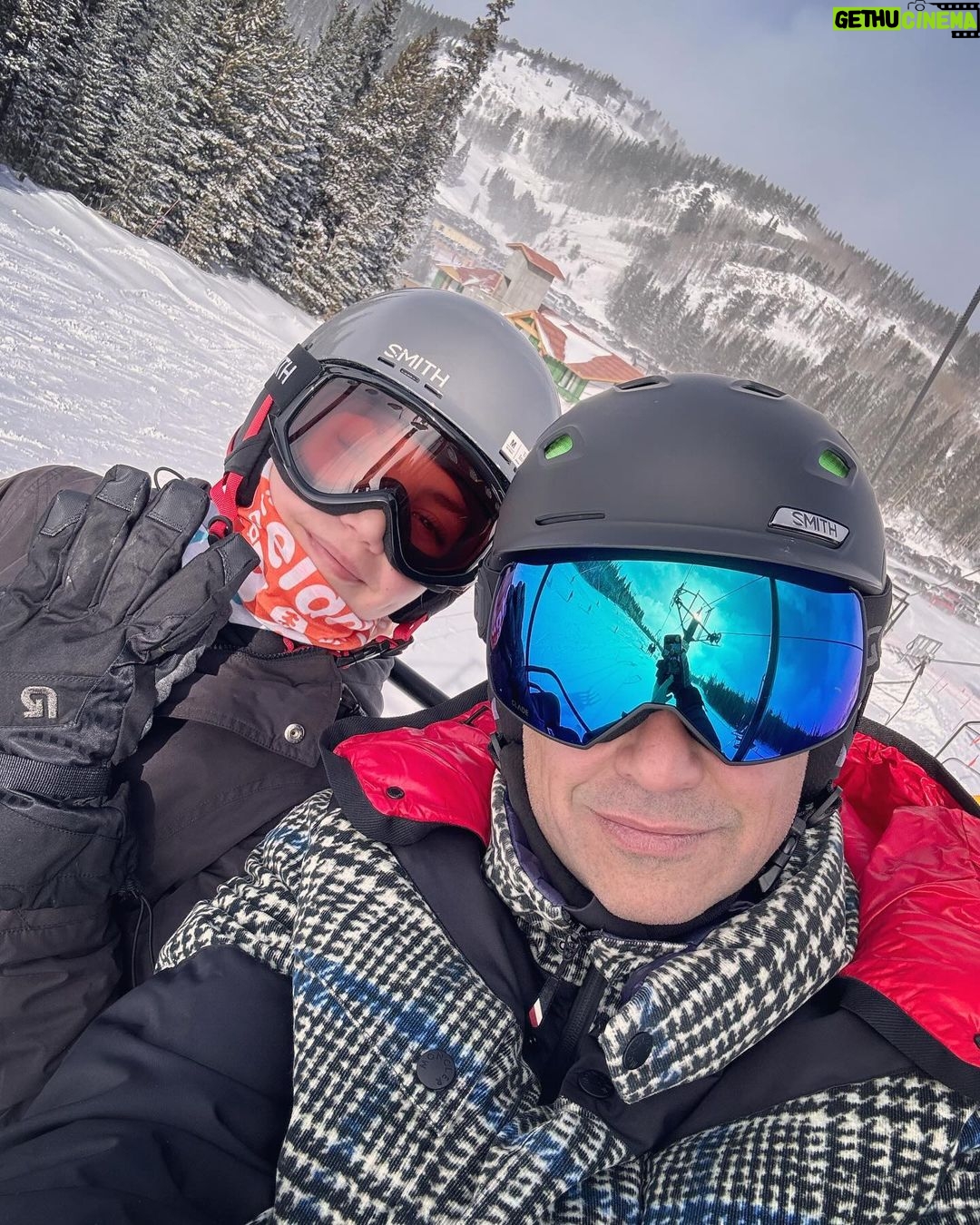 Jaime Camil Instagram - One of our favorite ski resorts 🥰🤩⛷️🏂 We love visiting @eldoramtnresort 🙌🏽 Everyone is so welcoming and nice 🙏🏽🙇🏽♂️ / De nuestros lugares favoritos para esquiar 🥰🤩⛷️🏂 Nos encanta visitar #eldora #eldoramountainresort todo el staff es encantador 🙏🏽🙇🏽♂️ Eldora Mountain Resort
