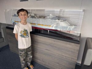 Jaime Camil Instagram - INCREÍBLES vacaciones abordo del imponente #WonderOfTheSeas de @royalcaribbean (vídeo de YouTube en camino 😉), mientras tanto aquí les dejo algunas fotos de nuestro maravilloso viaje familiar 👨‍👩‍👧‍👦🙌🏽🤩🥳🛳️⚓️ / Beyond AMAZING trip aboard the magnificent #royalcaribbean’s #WonderOfTheSeas (YouTube video coming soon 😉) in the meantime, here you have some pictures from our incredible trip 🙌🏽🤩🥳🛳️⚓️ #royalcaribbean #rccl @webershandwick (gracias infinitas Raquel ☺️)