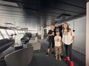 Jaime Camil Instagram - INCREÍBLES vacaciones abordo del imponente #WonderOfTheSeas de @royalcaribbean (vídeo de YouTube en camino 😉), mientras tanto aquí les dejo algunas fotos de nuestro maravilloso viaje familiar 👨‍👩‍👧‍👦🙌🏽🤩🥳🛳️⚓️ / Beyond AMAZING trip aboard the magnificent #royalcaribbean’s #WonderOfTheSeas (YouTube video coming soon 😉) in the meantime, here you have some pictures from our incredible trip 🙌🏽🤩🥳🛳️⚓️ #royalcaribbean #rccl @webershandwick (gracias infinitas Raquel ☺️)