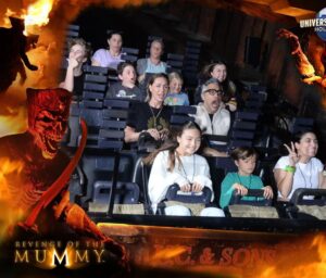 Jaime Camil Instagram - Always an amazing (and terrifying) time at @unistudios #universalstudios / Siempre pasándola increíble (y muertos de miedo) en #universalstudioshollywood 🙌🏽🥳 #themummy #JurassicWorld