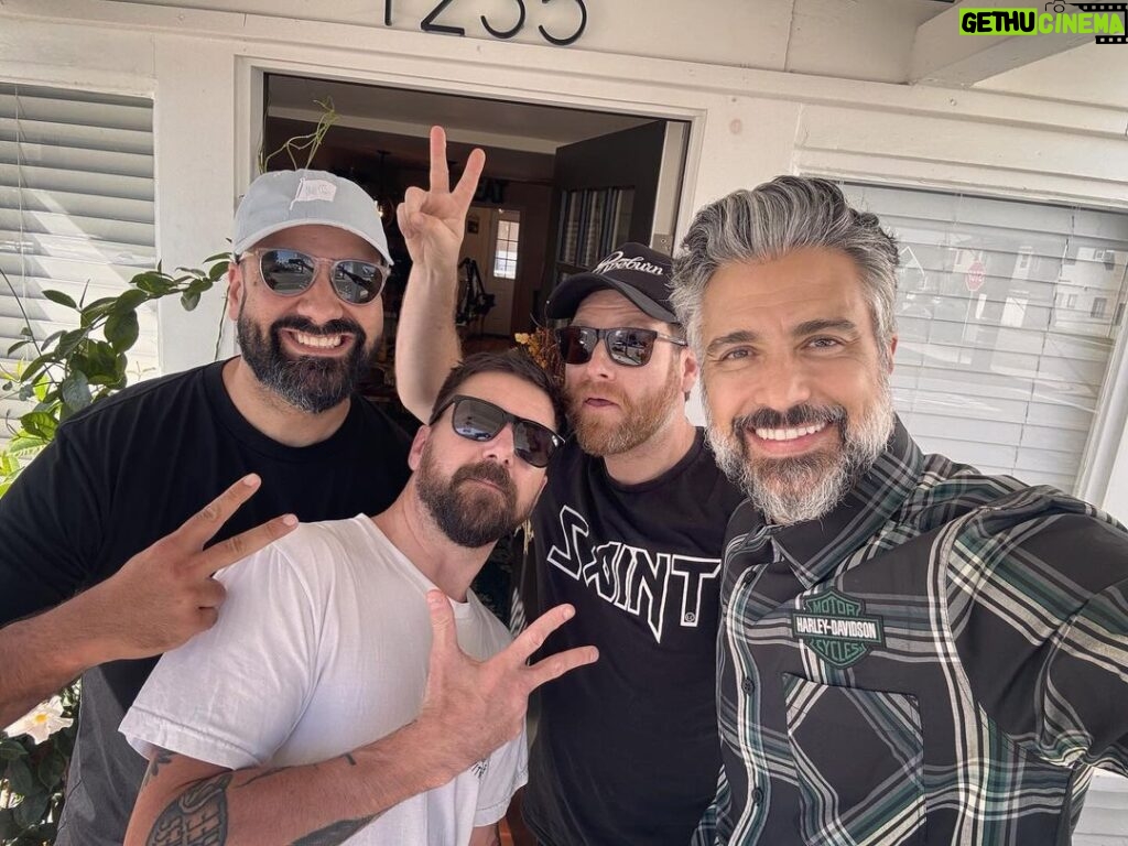 Jaime Camil Instagram - Epic time with these legends 💪🏽😎 Thank you brother @markhawwa, great chatting with you all this morning for your podcast with @pipeburn @scotthoppo @iammrpartridge 🙌🏽 @gentlemansride