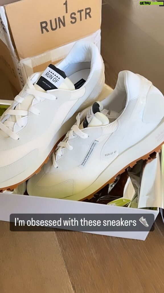 Jaime Camil Instagram - I’m obsessed with these sneakers 👟 @run_of_ra 🙌🏽 / Obsesionado con estos tenis 👟 #runof #runofrunarchyattitude 🙌🏽