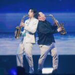 Jakapan Puttha Instagram - Me & Koh Saxman ตั้งแต่ตอนที่ผมเล่น Saxophone ผมได้มีโอกาสดู พี่โก้ แสดงที่ต่างๆ ผมชอบเสียงของ saxophone มากและทำให้ผมรักมันมากขึ้นไปอีก และวันเกิดผม ผมได้มีโอกาสร่วมงานกับพี่โก้ และพบเจอครั้งแรกผมประทับใจมากครับ เหมือนผมได้พี่ที่ใจดีเหมือนได้คุยกับพ่อตัวเอง สบายใจ และให้กำลังใจผมตลอด และต้องขอบคุณที่มาร่วมแสดงเพลง versace on the floor ด้วยกัน นับเป็นเกียรติมากครับ ขอบคุณครับ “พี่โก้ saxman” @kohmrsaxman #TheRebornBuild #TheRebornOfBuild #buildfirstsoloconcert