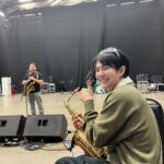 Jakapan Puttha Instagram - Me & Koh Saxman ตั้งแต่ตอนที่ผมเล่น Saxophone ผมได้มีโอกาสดู พี่โก้ แสดงที่ต่างๆ ผมชอบเสียงของ saxophone มากและทำให้ผมรักมันมากขึ้นไปอีก และวันเกิดผม ผมได้มีโอกาสร่วมงานกับพี่โก้ และพบเจอครั้งแรกผมประทับใจมากครับ เหมือนผมได้พี่ที่ใจดีเหมือนได้คุยกับพ่อตัวเอง สบายใจ และให้กำลังใจผมตลอด และต้องขอบคุณที่มาร่วมแสดงเพลง versace on the floor ด้วยกัน นับเป็นเกียรติมากครับ ขอบคุณครับ “พี่โก้ saxman” @kohmrsaxman #TheRebornBuild #TheRebornOfBuild #buildfirstsoloconcert