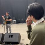 Jakapan Puttha Instagram - Me & Koh Saxman ตั้งแต่ตอนที่ผมเล่น Saxophone ผมได้มีโอกาสดู พี่โก้ แสดงที่ต่างๆ ผมชอบเสียงของ saxophone มากและทำให้ผมรักมันมากขึ้นไปอีก และวันเกิดผม ผมได้มีโอกาสร่วมงานกับพี่โก้ และพบเจอครั้งแรกผมประทับใจมากครับ เหมือนผมได้พี่ที่ใจดีเหมือนได้คุยกับพ่อตัวเอง สบายใจ และให้กำลังใจผมตลอด และต้องขอบคุณที่มาร่วมแสดงเพลง versace on the floor ด้วยกัน นับเป็นเกียรติมากครับ ขอบคุณครับ “พี่โก้ saxman” @kohmrsaxman #TheRebornBuild #TheRebornOfBuild #buildfirstsoloconcert